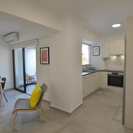 Eleni Center 2 Bedroom Flat Lägenhet Larnaca